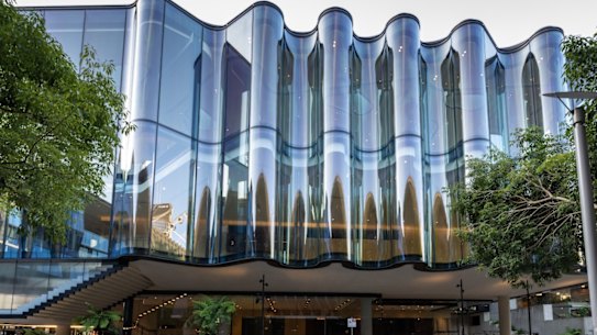 La quinta sede de QPAC, el Glasshouse Theatre, abrió sus puertas en Brisbane con un espectáculo de variedades de gala. 