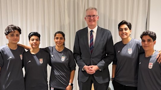 El ministro del Interior, Tony Burke, con cinco futbolistas iraníes a quienes se les concedió asilo el lunes por la noche. Algunos de los jugadores ya han abandonado Australia.
