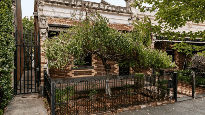 ‘Unlivable' Melbourne home smashes reserve by $400,000 in weak market