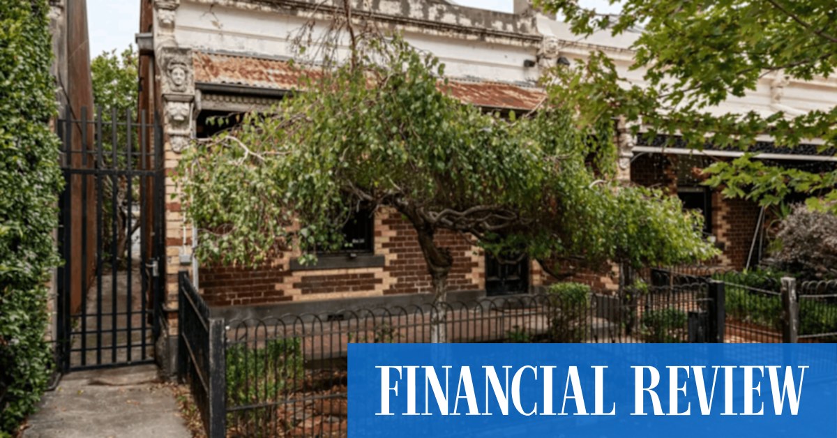 afr.com - Sarah Petty - 'Unlivable' Melbourne home smashes reserve by $400,000 in weak market