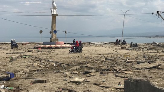 'The smell of dead bodies is overwhelming': Volunteers comb through beachfront in Palu
