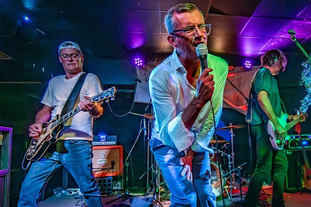 Mike Dalton na banda Bahne Super-Flex, tocando no Marrickville Bowlo. 