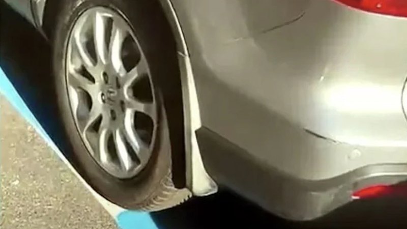 Cidade redesenha vagas de estacionamento ao redor dos carros e multa motoristas