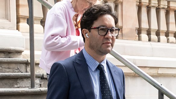 David Charles Massa deixa o Tribunal Distrital de Downing Center durante seu julgamento de estupro.