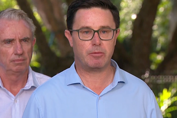 David Littleproud falando em Brisbane, anunciando a divisão da Coalizão.