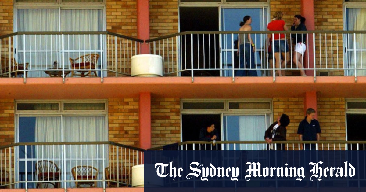 No Dance Parties In The Park Police Urge Schoolies To Be Covid Safe