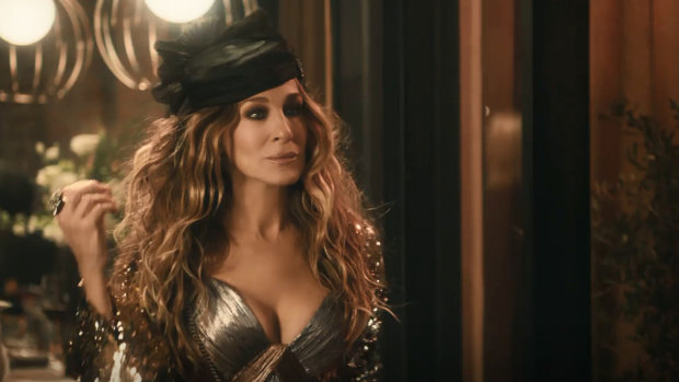 Sarah Jessica Parker revives Carrie Bradshaw in the Stella Artois ad.