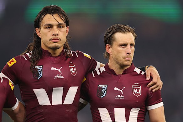 Tino Fa'asuamaleaui e Cameron Munster dos Maroons fazem fila para o hino nacional.