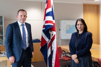Eski başbakan Tony Abbott, Eylül 2020'de İngiltere İçişleri Bakanı Priti Patel ile birlikte. İngiltere'nin denizaşırı planı, Avustralya'nın Pasifik çözümünü model alıyor. 