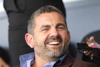 Ο Μπιλ Παππάς βρίσκεται ακόμα στην Ελλάδα ενώ οι εκκαθαριστές πούλησαν το σπίτι του στο Ρόσελ.