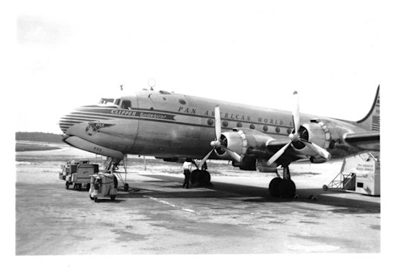 Il Pan Am DC-4 Clipper Endeavour, vecchio di sette anni, era diretto a New York quando si schiantò al largo di Porto Rico il Venerdì Santo del 1952.
