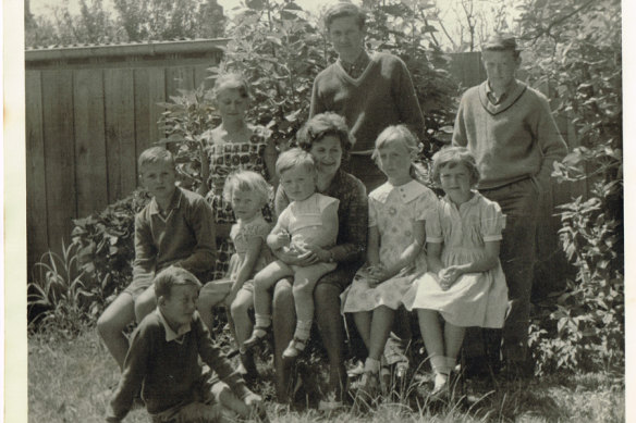 The Schooneveldt family photographed in 1961. Elisabeth is seated second from the right, next to her mother.