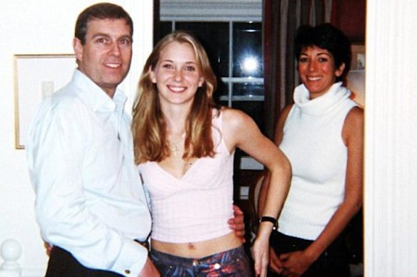 Príncipe Andrew com Virginia Roberts Giuffre (centro) em 2001 e a então assistente pessoal de Epstein, Ghislaine Maxwell.