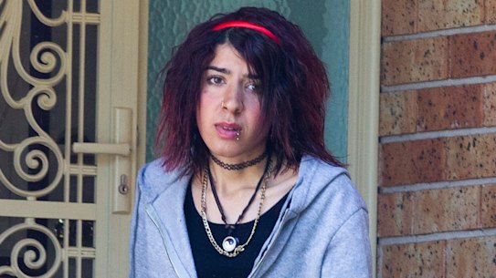 The sister or Meet Ney leaves the house. 