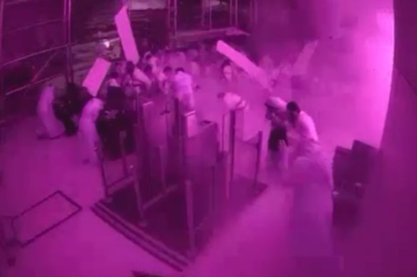 Questa immagine del video CCTV mostra i passeggeri che si mettono al riparo mentre le fiamme e il fumo riempiono parte dell'aeroporto internazionale King Khalid di Riyadh sabato.