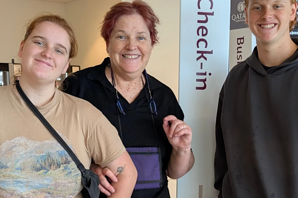Matilda, Penni e Angus Milton antes do voo para Doha. O voo deles para Veneza foi revertido.