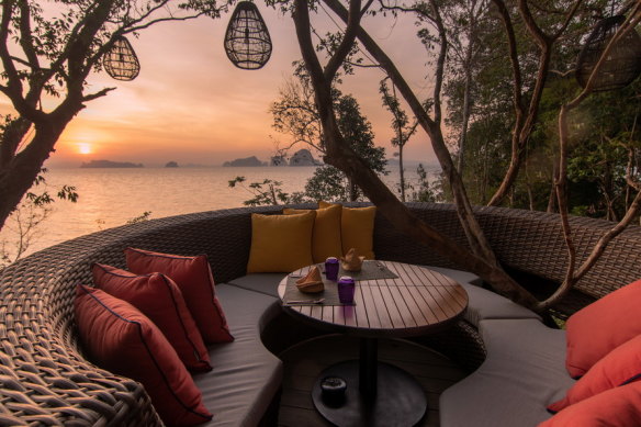 度假村是乘坐小型快艇由著名的Koh phi phi。