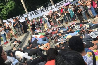 Christians pretend to be dead to protest against extra-judicial killings in the Philippines.