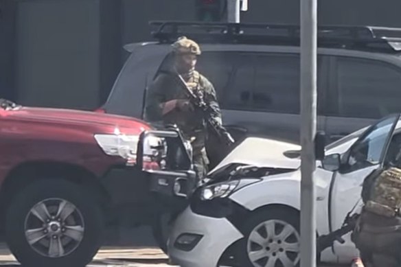 O hatchback branco foi parado no cruzamento das ruas George e Campbell, em Liverpool.