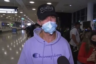 Ethan Carter, un uomo dell'Australia occidentale, è rimasto bloccato nel NSW oltre il confine interstatale dopo essere arrivato a Sydney da Los Angeles.