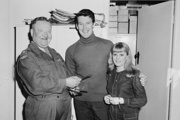 Major Tom Willington, Officer Commanding the Eastern Command Amenities Unit with performers Col Joye and Patricia “Little Pattie” Amphlett in 1966 as they prepare for their tour of Borneo and Vietnam.