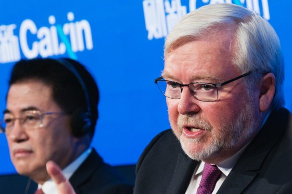 Eski başbakan Kevin Rudd, sağda, bu hafta yıllık Dünya Ekonomik Forumu'nda konuşuyor.