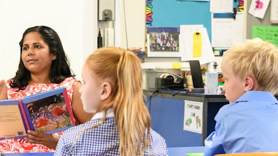 School teachers will be offered a $4000 cash incentive in a bid to encourage more educators to be accredited as lead or highly accomplished teachers.