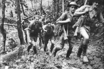 İkinci Dünya Savaşı sırasında Kokoda Pistinde kazıcılar. 