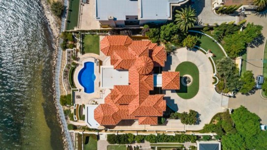 A timelessly designed palatial masterpiece, together with the best river and city views Perth has to offer.