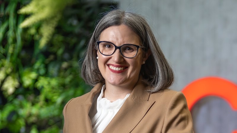 While Coles gains customers and confidence, Woolies is repeating apologies