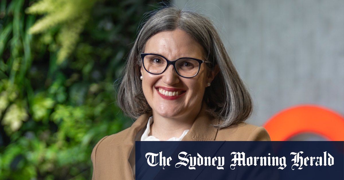 While Coles gains customers and confidence, Woolies is repeating apologies