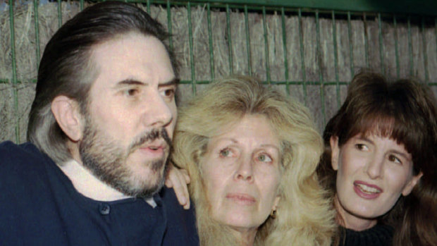 Christopher Skase talks with the press along with his wife Pixie, centre, and step-daughter Amanda Larkins.
