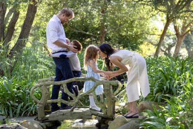 Prince Harry ve Meghan, Sussex Dükü ve Düşesi, çocukları Prens Archie ve Prenses Lilibet ile birlikte 2025 yılındaki Noel kartları için poz veriyor.