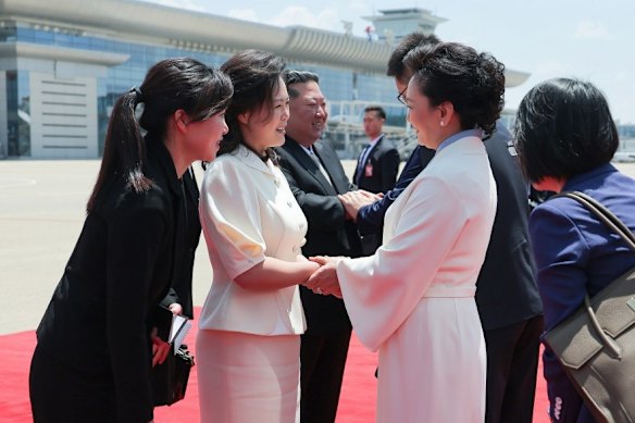 The first ladies of China and North Korea exchange greetings at the welcome ceremony.
