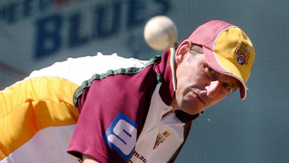 Fast bowler Michael Kasprowicz warming up for Queensland in 2006. 