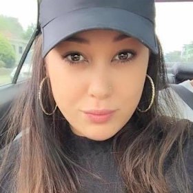 Membros da família de Benedito usaram camisetas no tribunal em homenagem à mãe de Logan.  