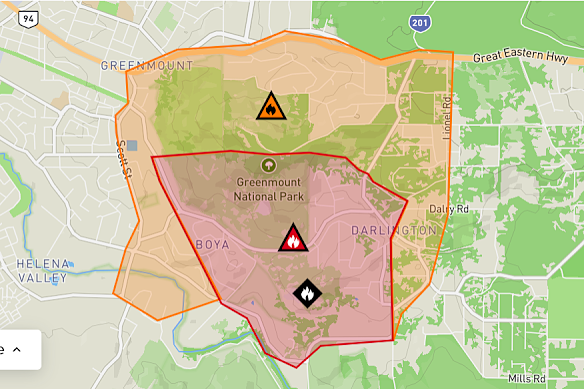 Um incêndio florestal que ameaça vidas e casas.