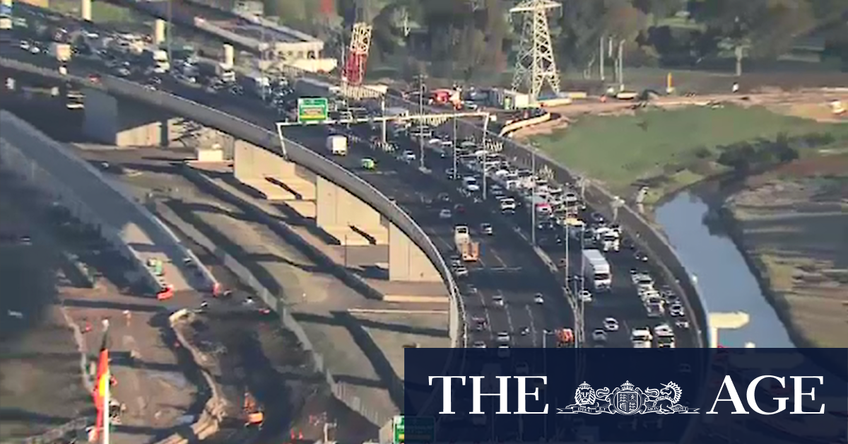 Truckies protest rising fuel costs, clog West Gate Bridge - Vimarsana News