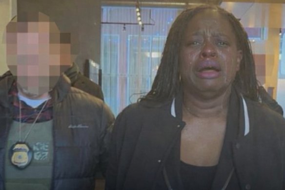 Numa versão editada da foto divulgada meia hora depois pela Casa Branca, Levy Armstrong parece estar chorando abertamente, com lágrimas escorrendo pelo rosto.