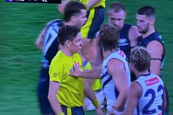 Nat Fyfe makes umpire contact against Carlton.