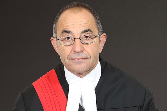 元南オーストラリア州首席判事クリス・コウラキス氏は、王立汚職委員会を率いてビクトリア州のビッグビルド現場に立ち入る。