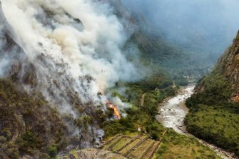 İtfaiyeciler Perşembe günü Peru'daki Machu Picchu bölgesi harabelerini saran bir orman yangınıyla mücadele ediyor.