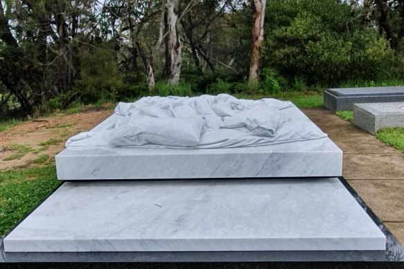 Balnaves’ grave, an unmade bed
carved from marble by artist Alex Seton.