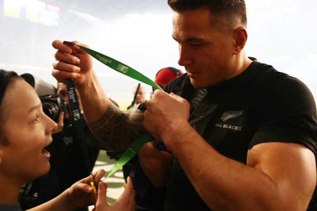 Sonny Bill Williams genç bir hayrana madalyasını veriyor.