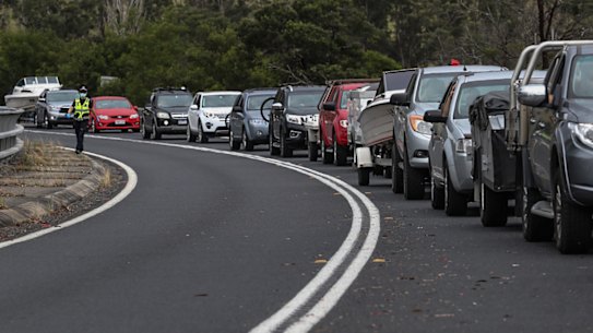 Victorian Police stop motorists at a checkpoint in Genoa as they enter Victoria from NSW. 