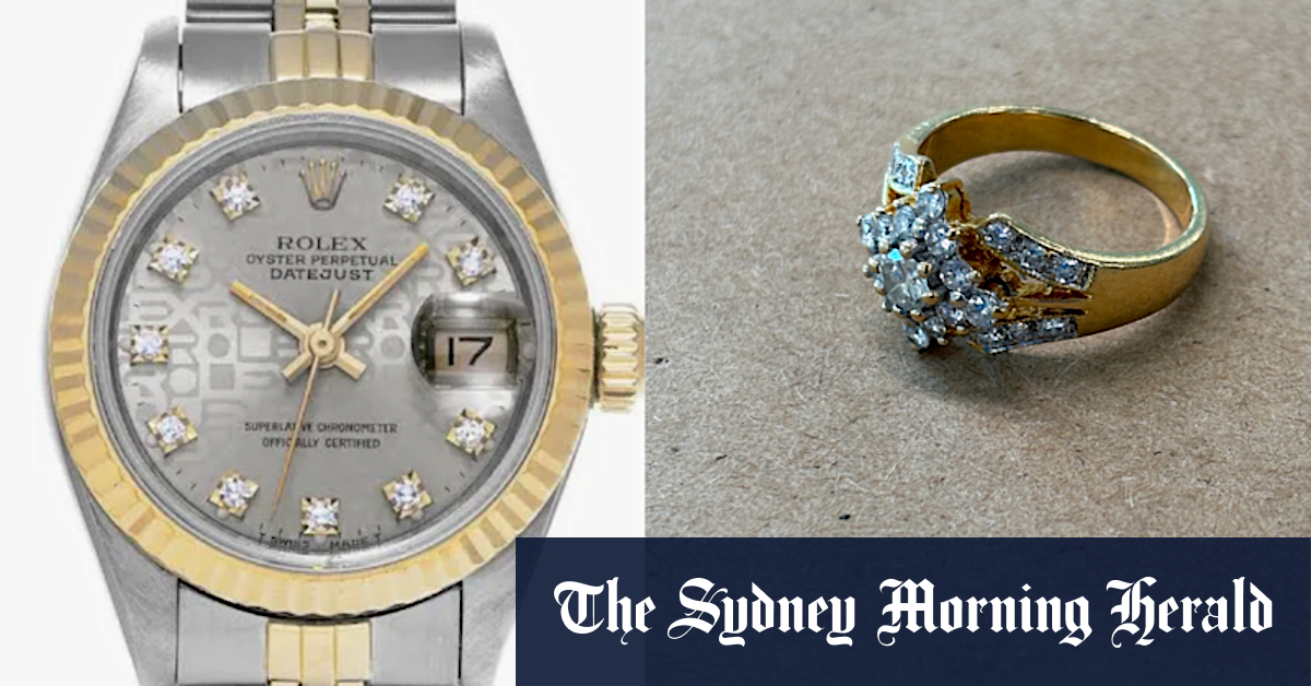 WA Police hunt fake cops who stole jewellery, cash during bogus search warrant