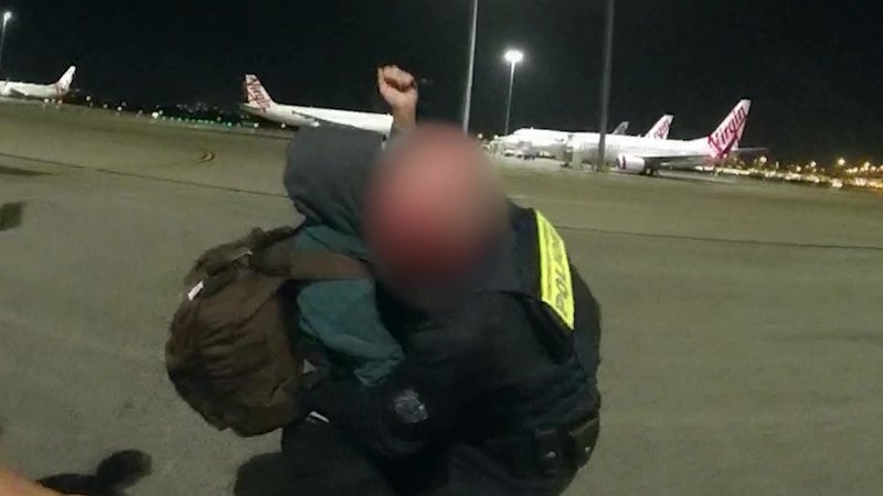 Jetstar passenger claims she was fleeing domestic violence when she stabbed AFP officers with pen