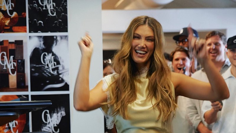 ‘Born to try’: Delta Goodrem throws her support behind Oscar Piastri