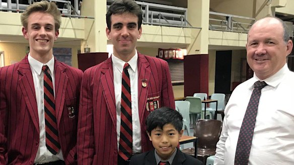 Teenage chess champ checkmates three opponents while blindfolded