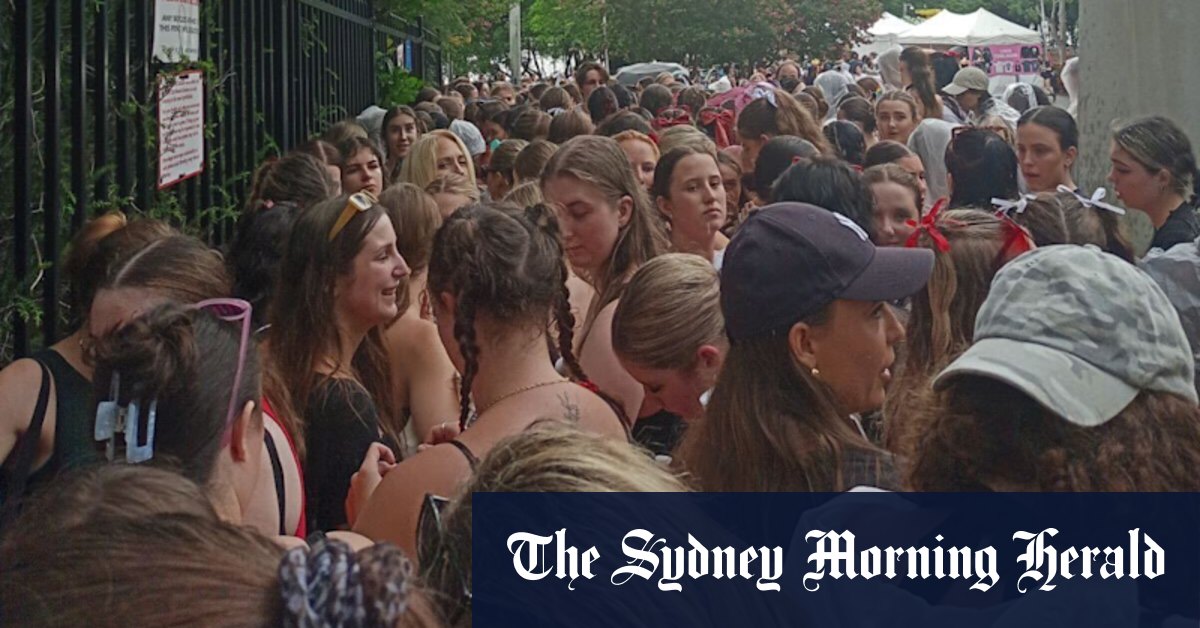 Louis Tomlinson wristband wait turns chaotic: 'We were getting thrown against trees' - Vimarsana News